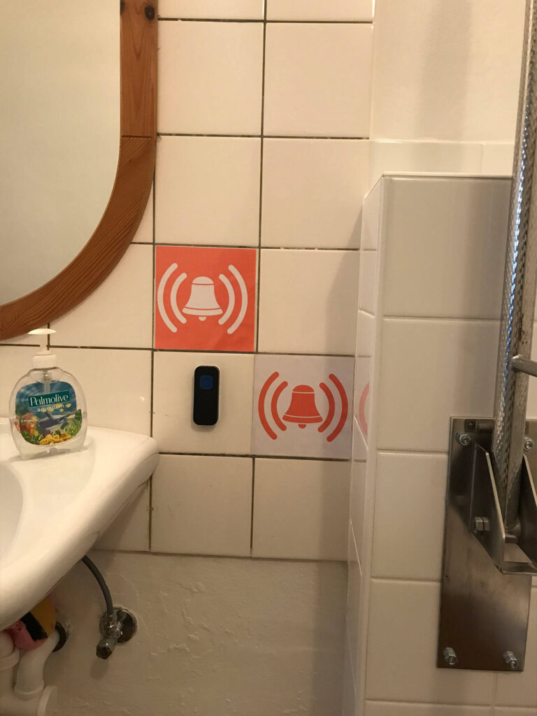 Foto von einer Klingel mit zwei Alarm-Signalen in Farbe